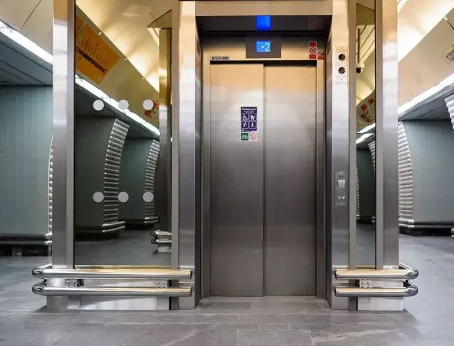 Metro - stanice Karlovo náměstí, výtahové kiosky, Praha (2019)